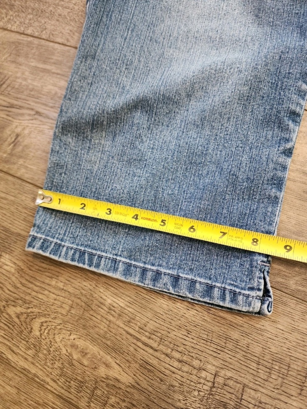 Gloria Vanderbilt Amanda Womens Capri Jean Shorts Size 10 Blue Denim Wash - Picture 9 of 10